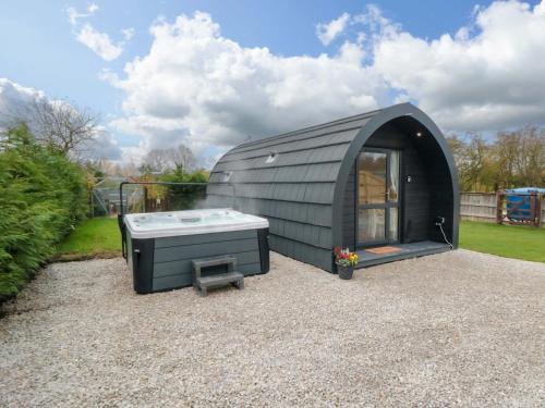 Bumblebee Glamping Pod - carbon neutral hotel in Wilton