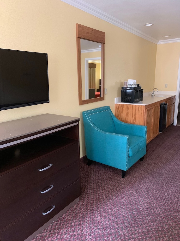 Olive Tree Inn & Suites by Howard Johnson WYNDHAM - photo 13