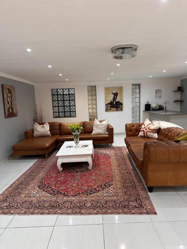 Entertainers delight near the beach & wine routes - last minute hotel in Cape Town