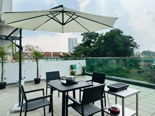 Paragon Residence 8 12pax Big Balcony with BBQ — 4-Star Luxury Hotel in Johor Bahru, Malaysia