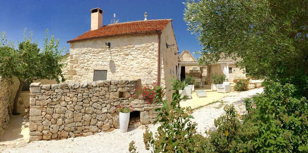Spacious villa with pool in Bari 100 m Lush garden — 4-Star Luxury Hotel in Alberobello, Italy