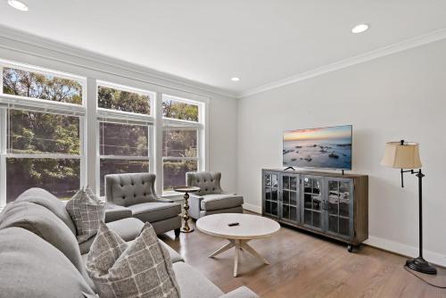 The Ultimate Luxury Home with Jacuzzi & Garage — 4-Star Luxury Hotel in Falls Church, United States