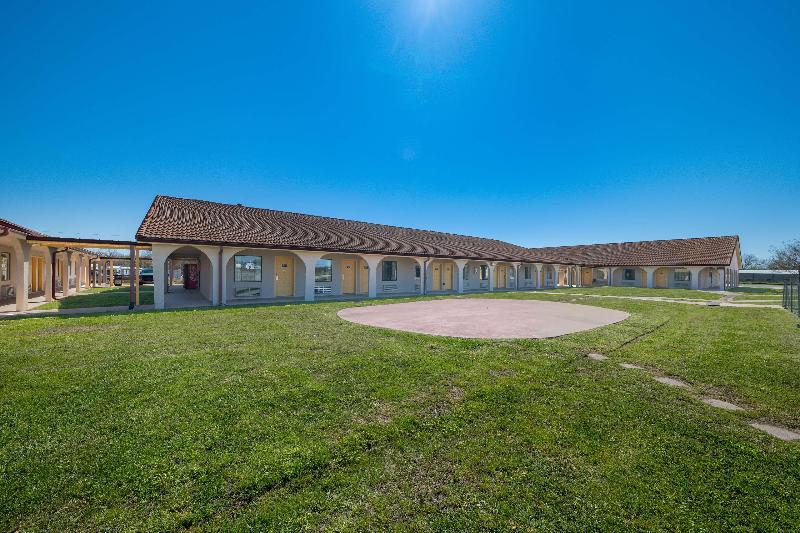 Americas Best Value Inn Bonham - photo 5