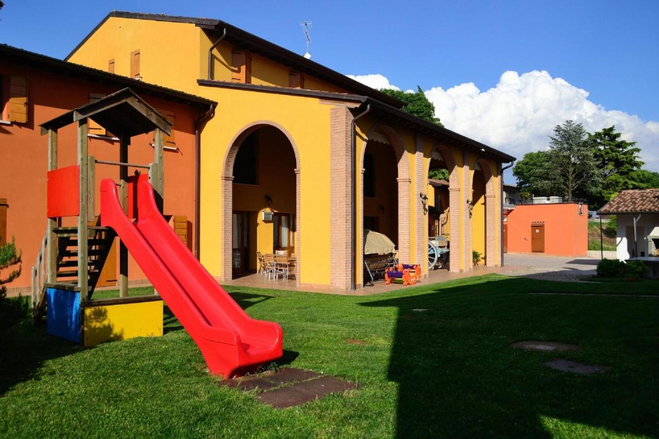 Agriturismo Bortolino — 4-Star Luxury Hotel in Volta Mantovana, Italy