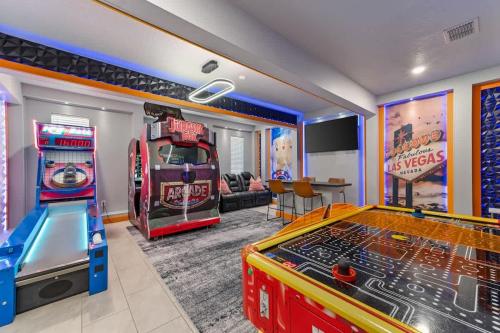 Luxurious 8 Bedroom 5 Bath Resort Arcade and Theatre — 4-Star Luxury Hotel in Kissimmee, United States