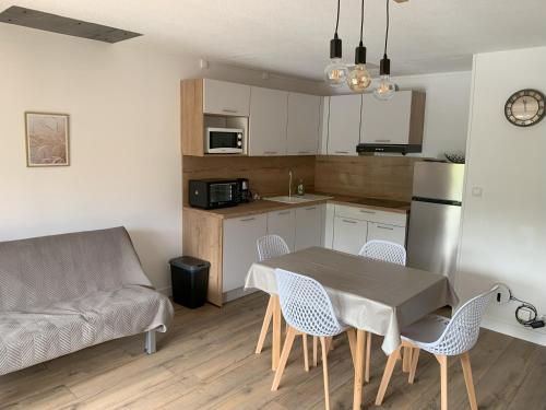 Agreable T2 En Rez de Jardin a 2 Pas du Plan D’eau in Embrun, France