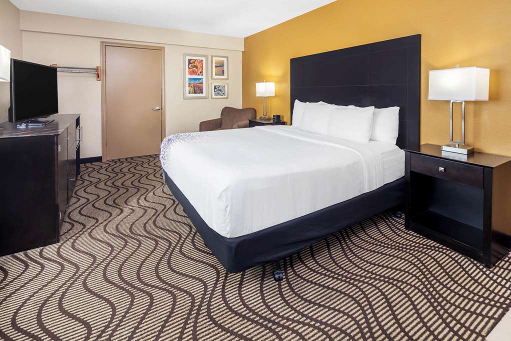 La Quinta Inn & Suites by Wyndham Carlsbad Legoland Area - photo 18