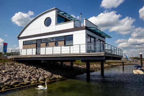 Kyst 5410 Floating Home 1 — 5-Star Luxury Hotel in Neustadt In Holstein, Germany