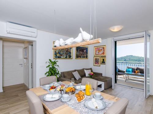 Apartments Lazarin Two Bedroom Apartment with Balcony and Sea View 1 Veliki