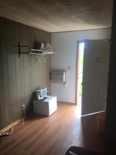 Michael Dee's Motel - photo 14