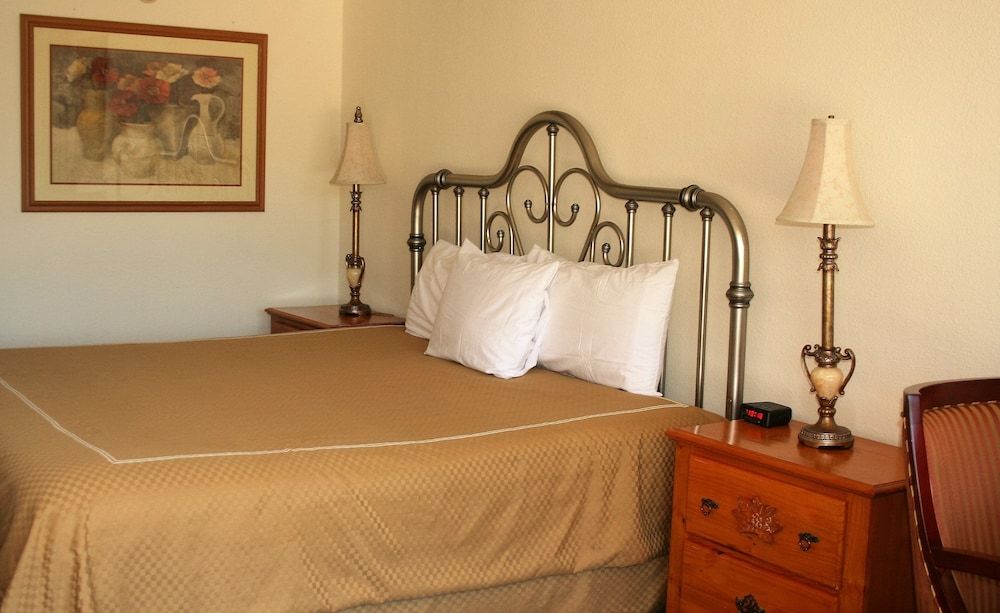 Statue Road Inn - photo 19