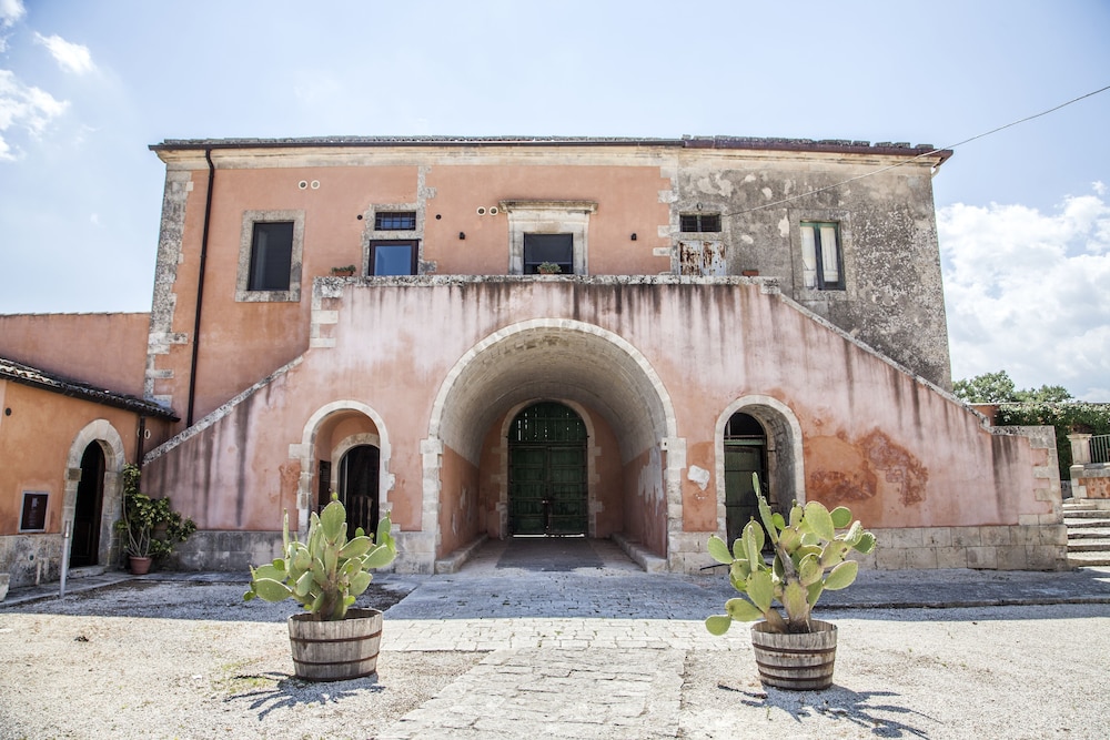Feudo Bauly — 4-Star Luxury Hotel in Noto, Italy