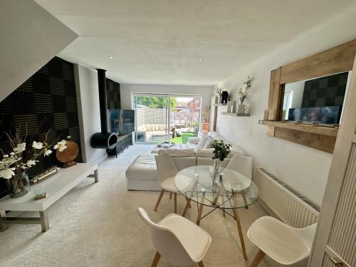 Fantastic 2 Bed House with Parking Hosted by Hutch Lifestyle — 4-Star Luxury Hotel in Royal Leamington Spa, United Kingdom