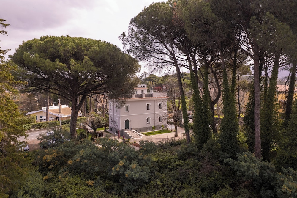 Villa Madre Suites e Private Spa — 4-Star Luxury Hotel in Grottaferrata, Italy