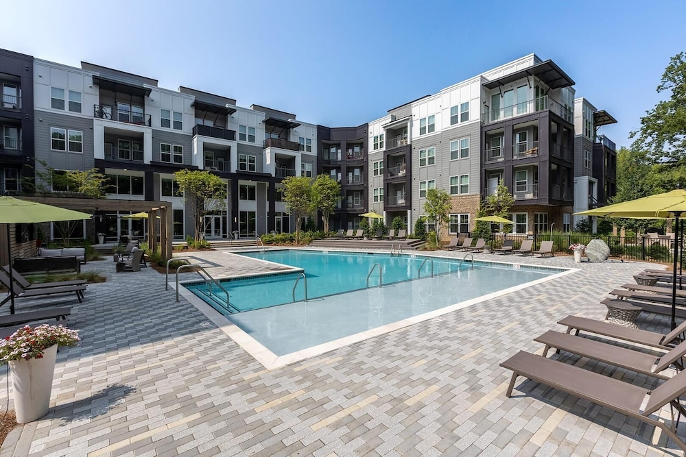 Landing Near UNC Charlotte — 4-Star Luxury Hotel in Charlotte, United States