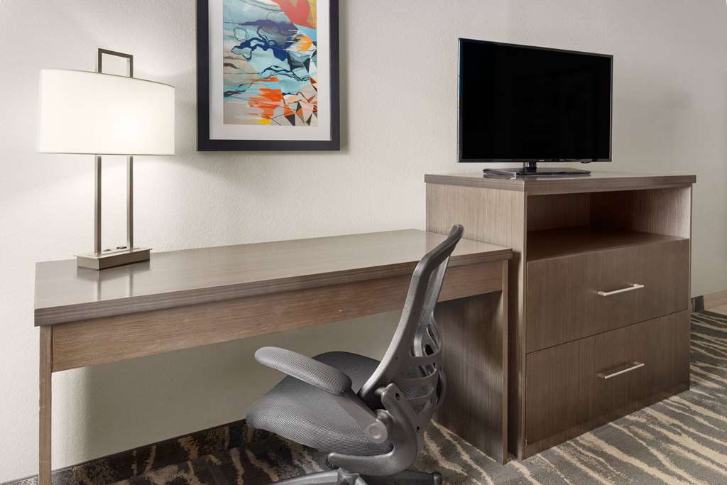 La Quinta Inn & Suites by Wyndham Kokomo - photo 14