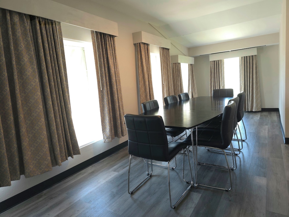 Days Inn & Suites by Wyndham Port Huron - photo 36