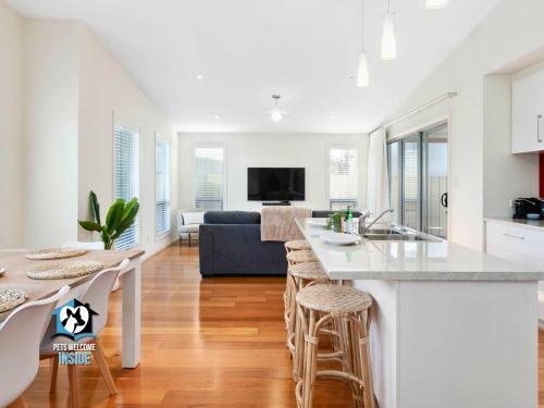 Light Filled Modern & Stylish 3BR Holiday Home — 4-Star Luxury Hotel in Victor Harbor, Australia
