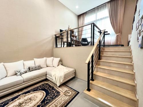 Free pick up and Stunning Luxury Family Home 2B2B