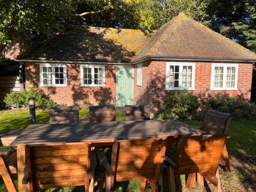 Green Cottage in grounds of Grade II Frognal Farmhouse — 4-Star Luxury Hotel in Sittingbourne, United Kingdom