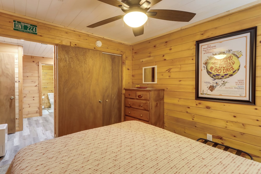 Charming Blue Ridge Cabin with Game Room and Hot Tub — 4-Star Luxury Hotel in Blue Ridge, United States