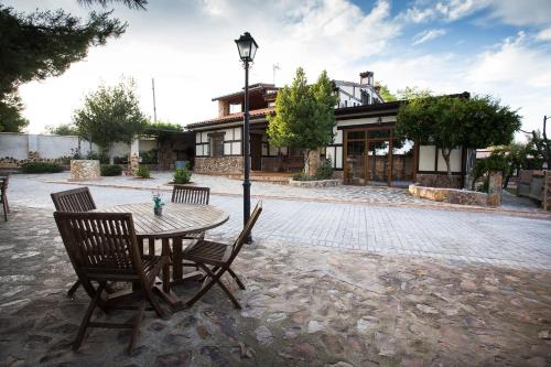 Casa el Olivar de Don Pedro — 4-Star Luxury Hotel in Cobisa, Spain
