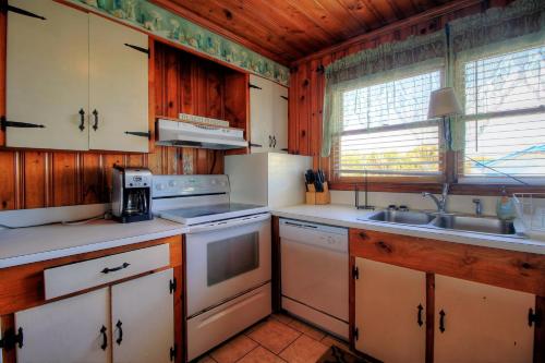 Averette Cottage by Carolina Beach Realty — 4-Star Luxury Hotel in Carolina Beach, United States