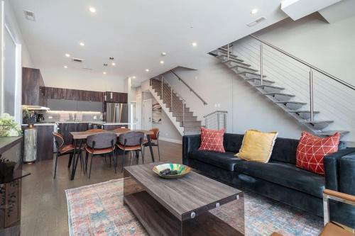 Breathtaking CHI unit in River North with Rooftop Deck Penthouse A Sleeps 11 — 4-Star Luxury Hotel in Chicago, United States