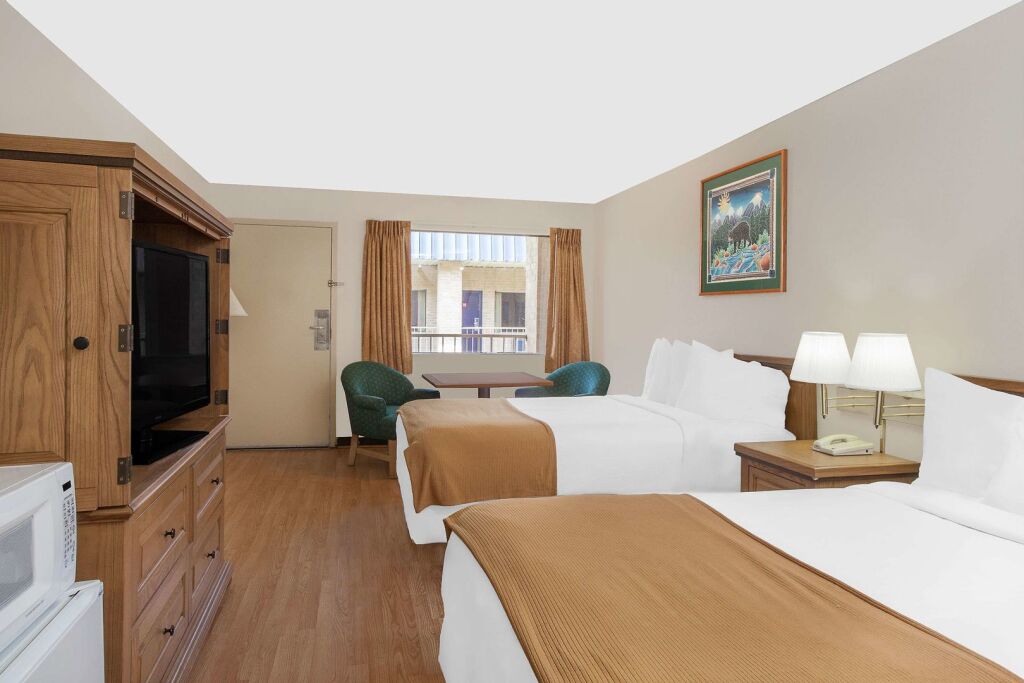 Courtyard Hotel & Event Center - photo 4