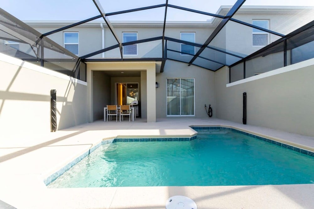 Chic Modern Marvel Themed Beds Private Pool - photo 32