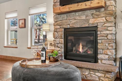 Black Bear Cabin with Hot Tub — 4-Star Luxury Hotel in Woodland Park, United States