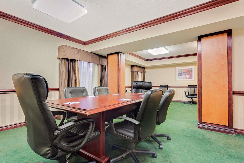 Baymont by Wyndham Kalamazoo East - photo 12