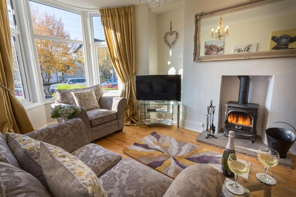 Holly Cottage — 4-Star Luxury Hotel in None, United Kingdom