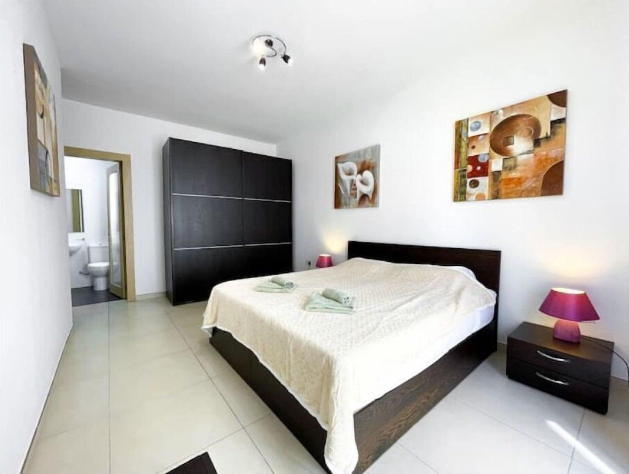 Prime Location Modern Apartment in St Julian's Paceville APT 8 by Vaganza — 4-Star Luxury Hotel in San Giljan, Malta