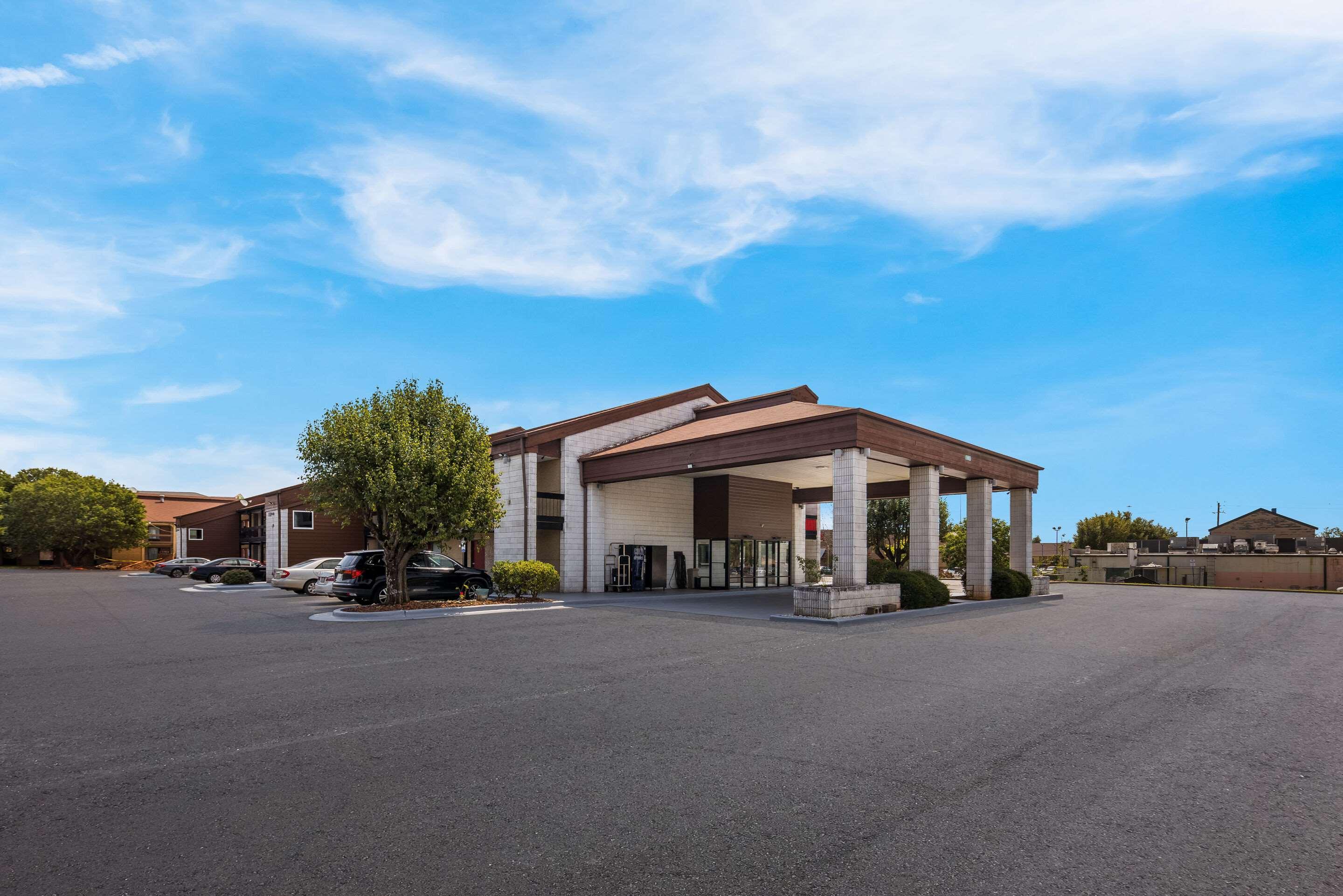 Econo Lodge Madison Airport - photo 44
