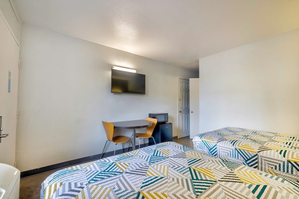 Motel 6 Oshkosh WI - photo 5