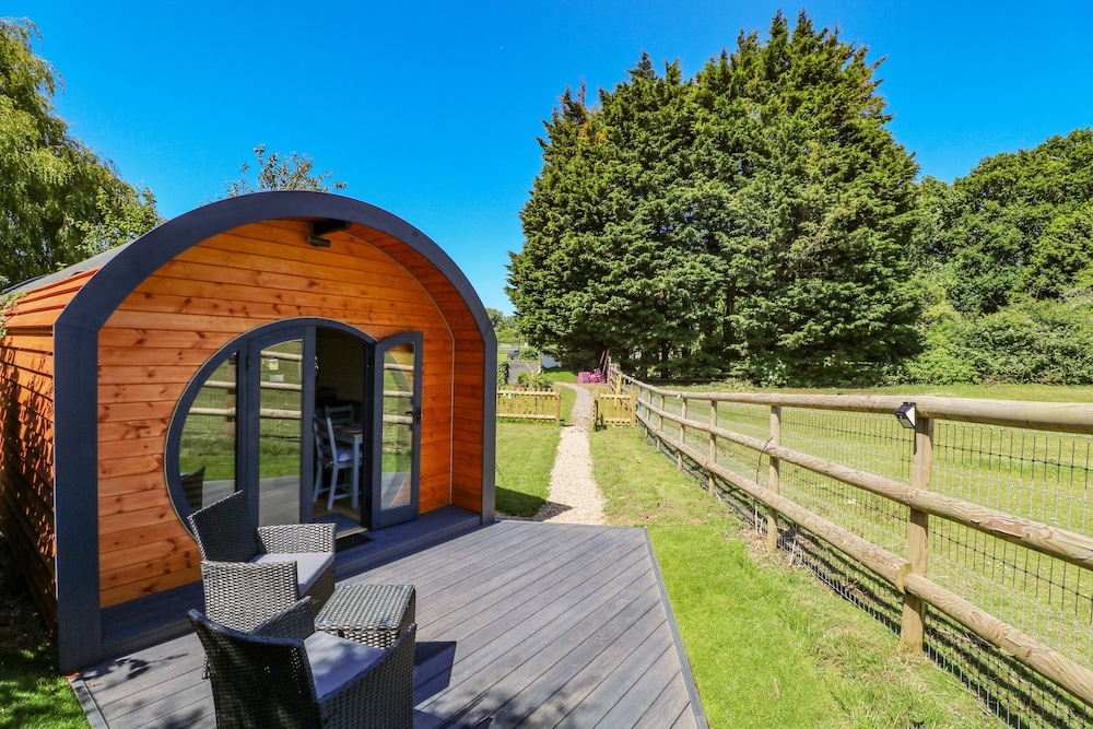 Apple Pod - carbon neutral hotel in Arundel