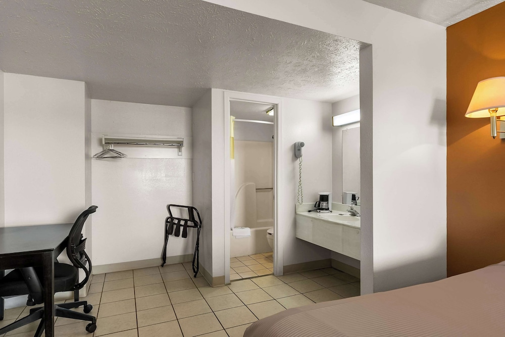 Americas Best Value Inn Lincoln - photo 20