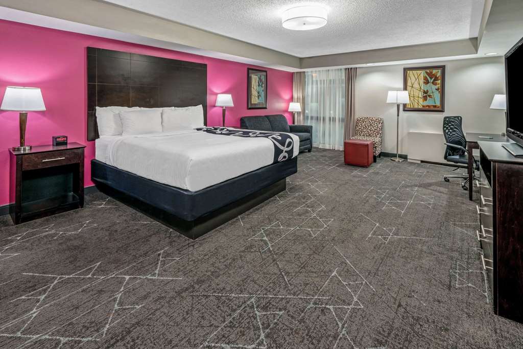 La Quinta Inn & Suites by Wyndham Dallas I 35 Walnut Hill Ln - photo 25