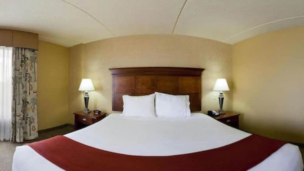 Holiday Inn Express & Suites Bloomington by IHG - photo 15