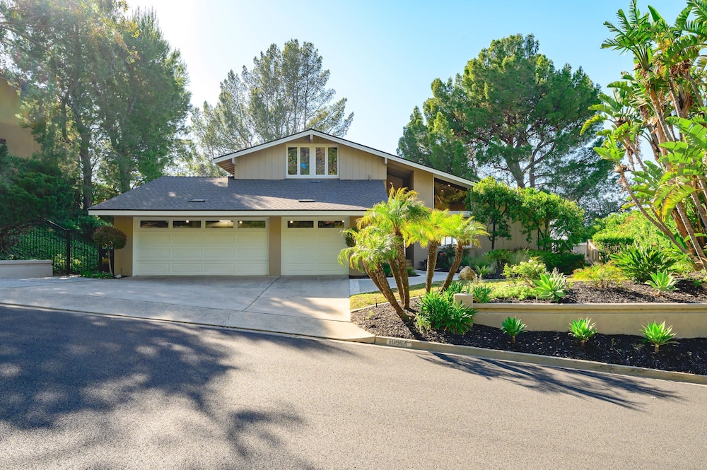 Spacious Retreat With Scenic Mountain Views — Santa Ana