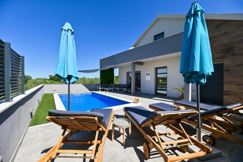 Luxurious Villa Natali — 4-Star Luxury Hotel in Pridraga, Croatia