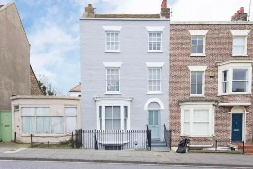 Modern Georgian Townhouse by Old Town & the Beach — 4-Star Luxury Hotel in Margate, United Kingdom