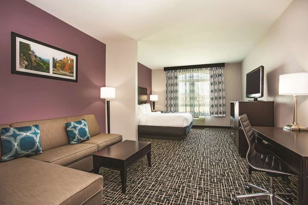 La Quinta Inn & Suites by Wyndham Russellville - photo 13