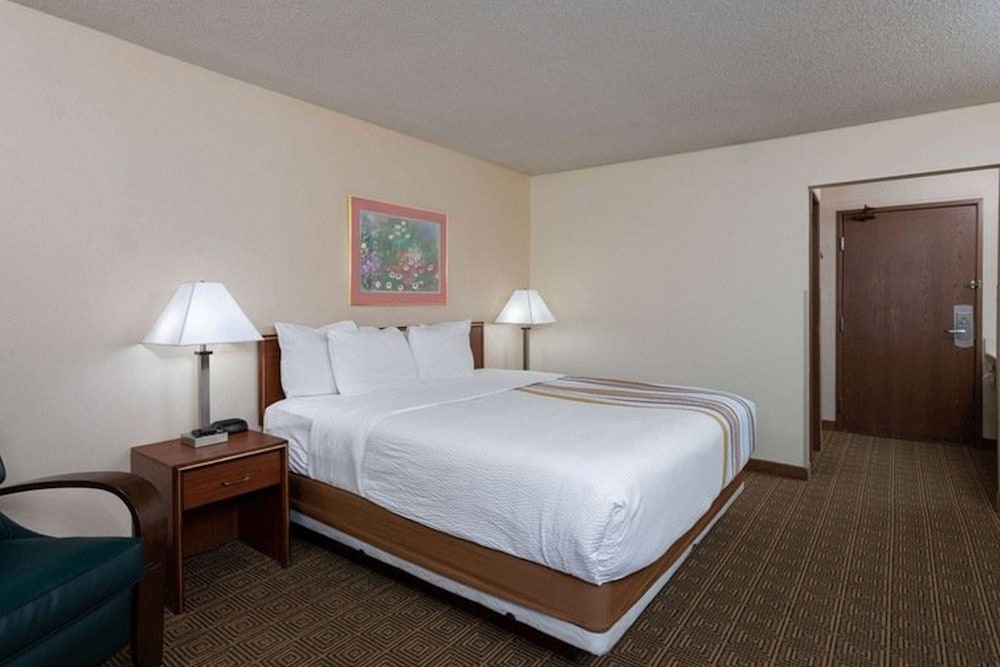 Norwood Inn & Suites by BlissPoint Post Rd Indianapolis - photo 23