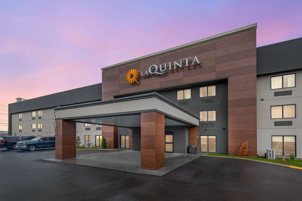 La Quinta Inn & Suites by Wyndham Nashville Airport - featured photo