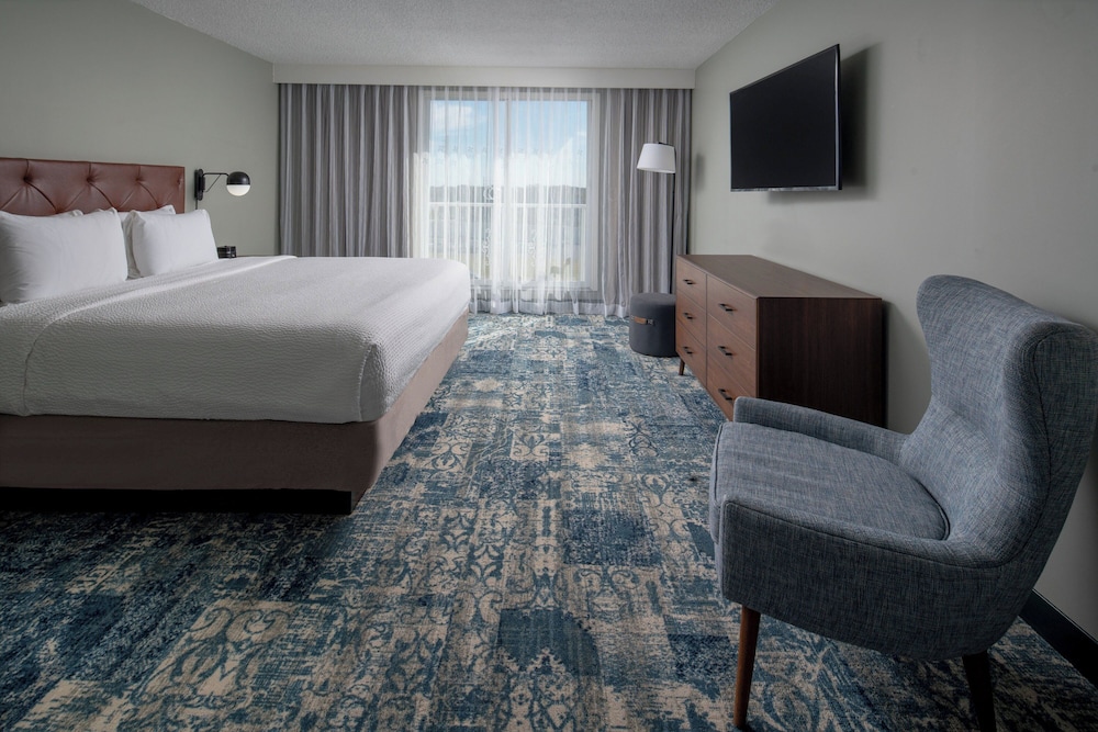 Four Points by Sheraton Suites Tampa Airport Westshore - photo 10