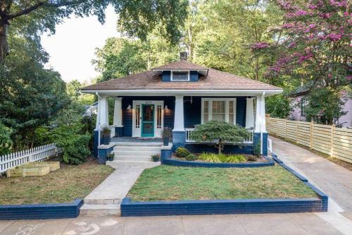 Elizabeth Bungalow Fenced Yard Fireplaces Grill — 4-Star Luxury Hotel in Charlotte, United States