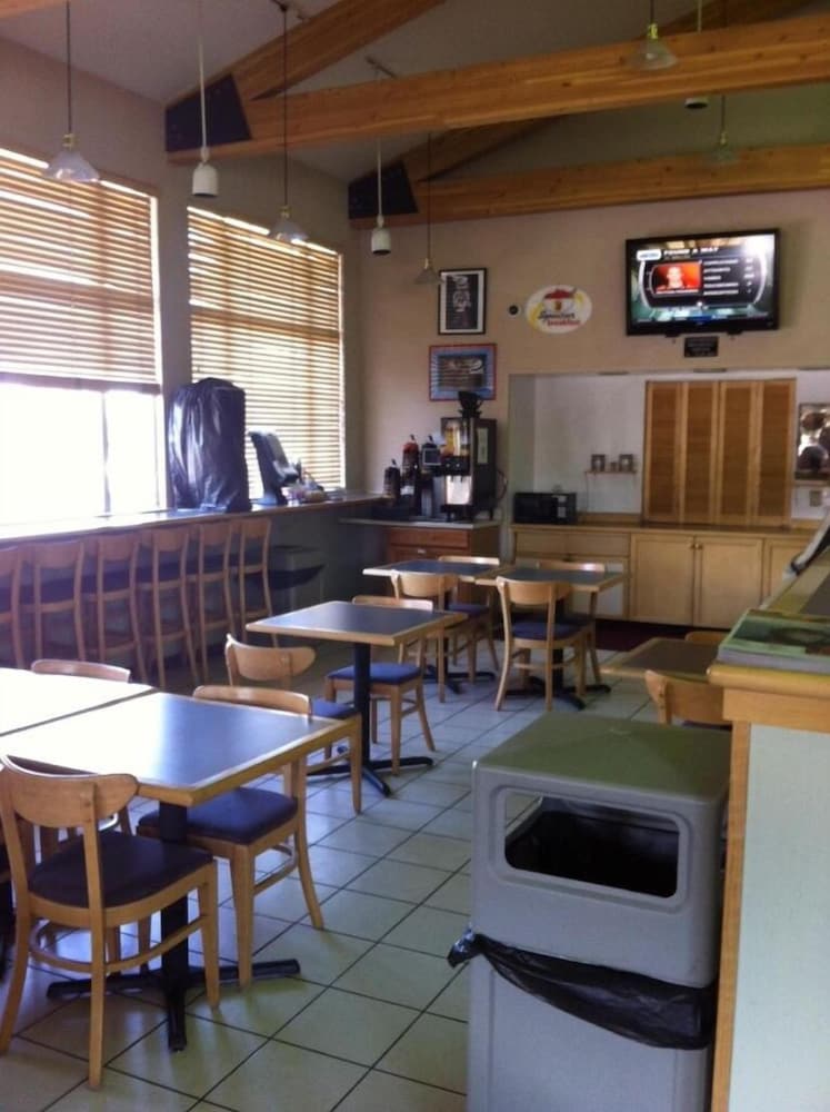 Super 8 by Wyndham Helena - photo 24