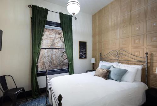 The Block Basic Room Queen - carbon neutral hotel in Bisbee
